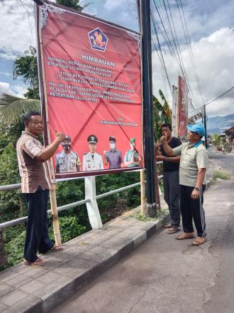 Pemasangan Baliho Himbauan larangan berdagang di Trotoar jalan Kabupaten